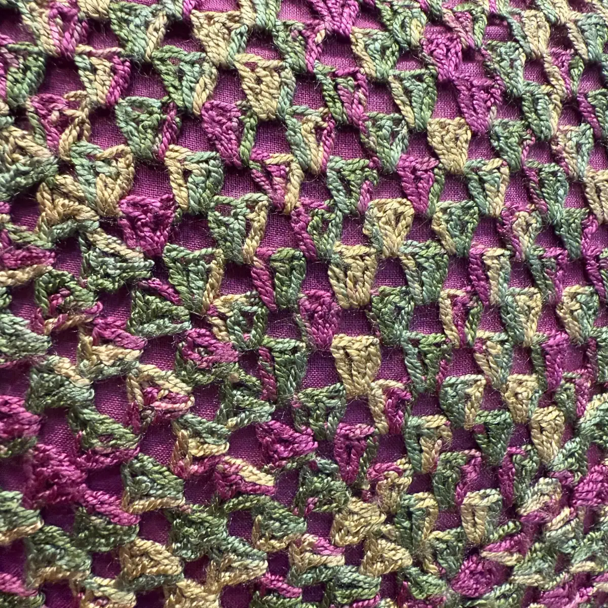 Handmade Magenta Velvet-Bordered Crochet Sofa Set – Textured Moss Stitch Throw with Premium Velvet Piping - Image 4